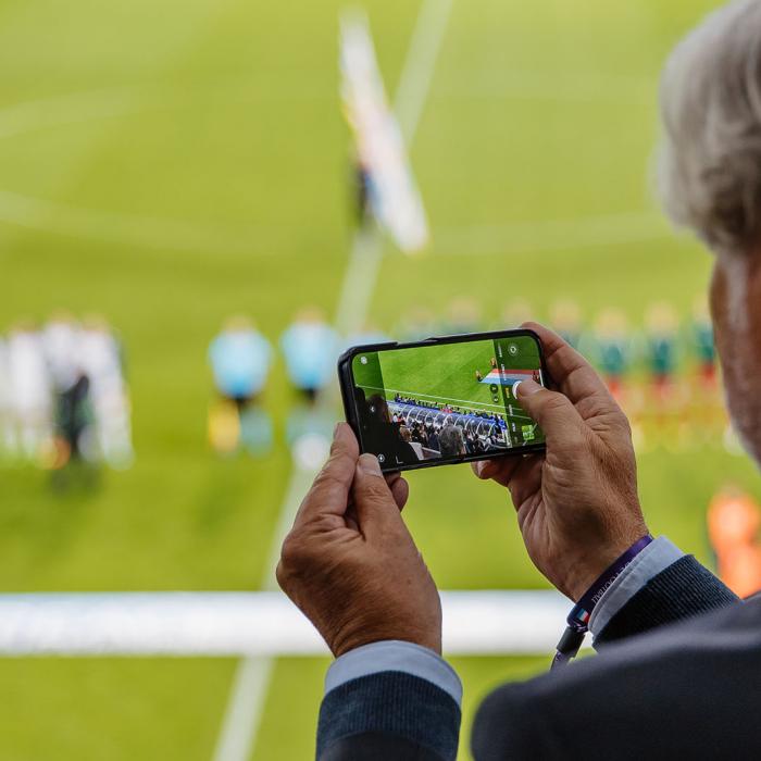 Le président de la Fédération luxembourgeoise de football prend une photo