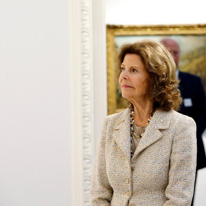 La Reine de Suède observe un tableau