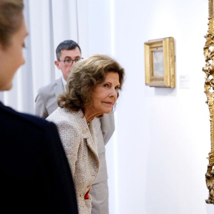 La Princesse Stéphanie et la Reine de Suède observent un tableau
