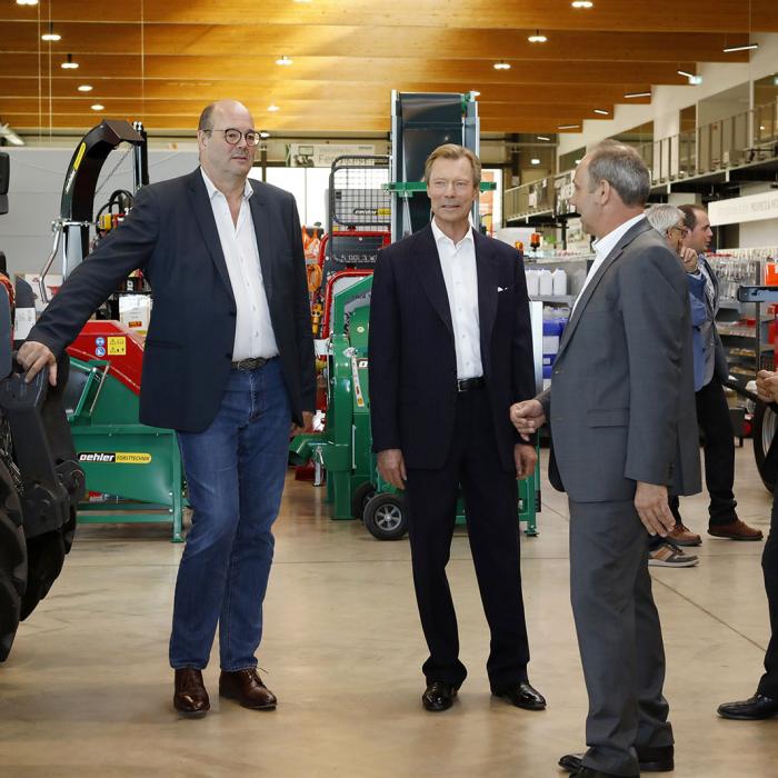 Le Grand-Duc et le ministre dans le hangar des machines agricoles