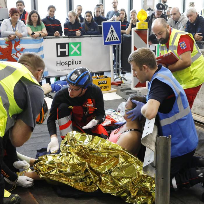 Des pompiers lors d'une démonstration de secours à personne