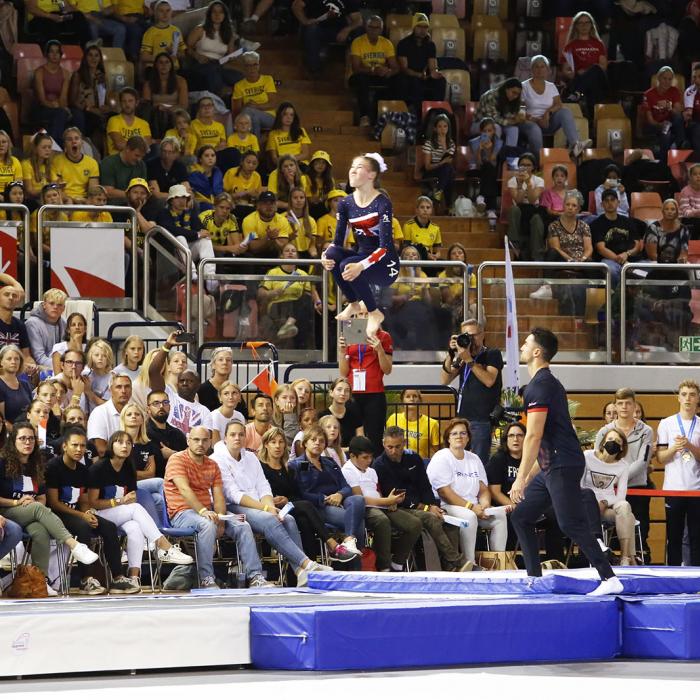 Vue sur une gymnaste britannique lors d'un saut