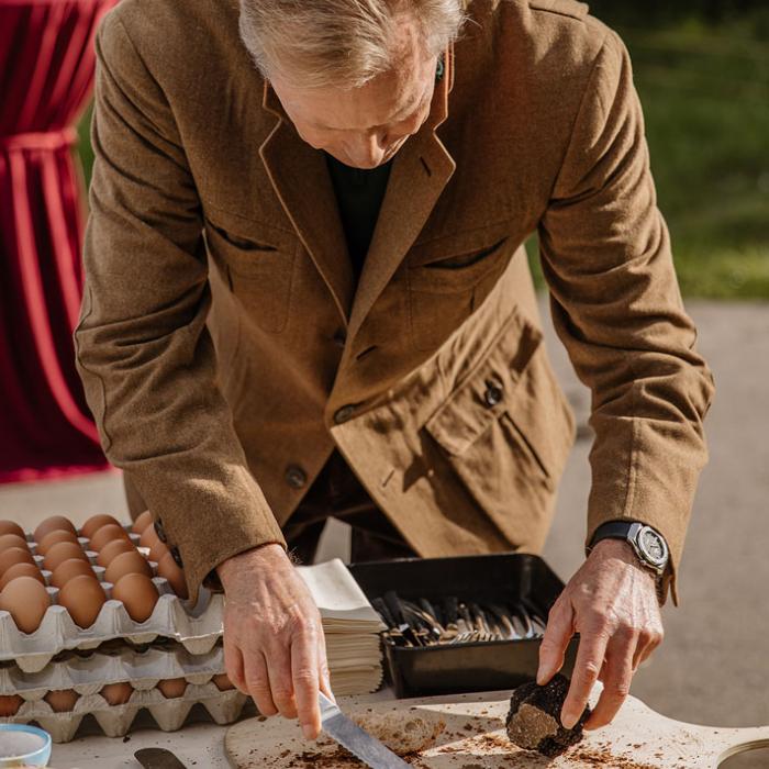 Le Grand-Duc découpe une truffe