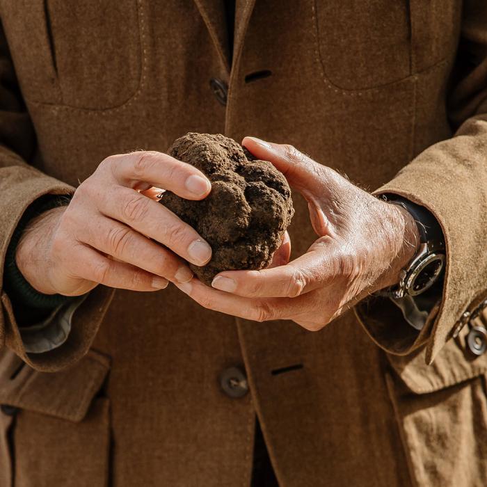 Le Grand-Duc tient une truffe dans ses mains