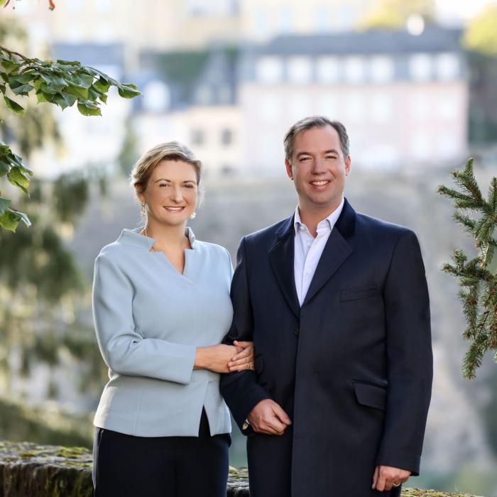 Portrait du Couple héritier à une corniche de ville de Luxembourg