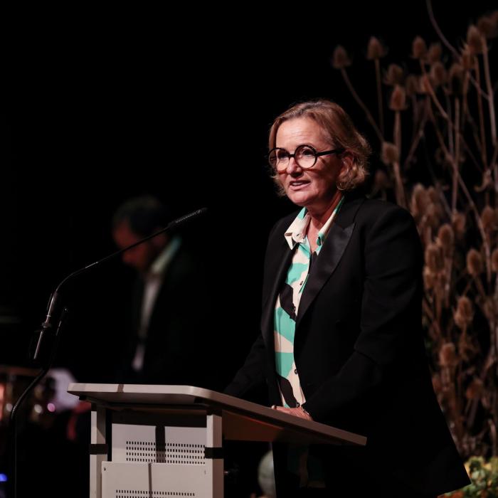 La ministre de la Santé prononce un discours lors de la cérémonie