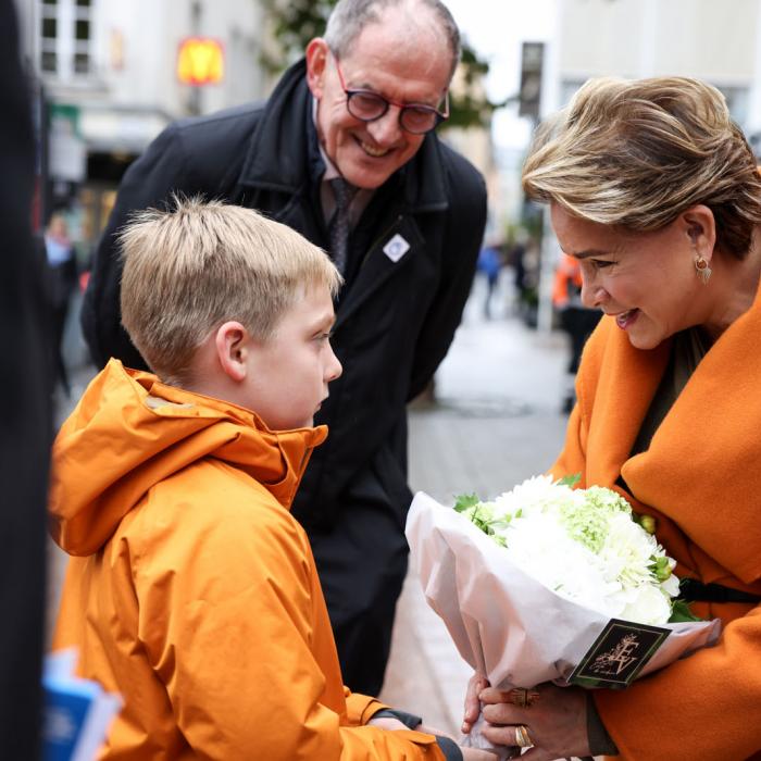 La Grande-Duchesse reçoit un bouquet de fleurs de la part d'un enfant