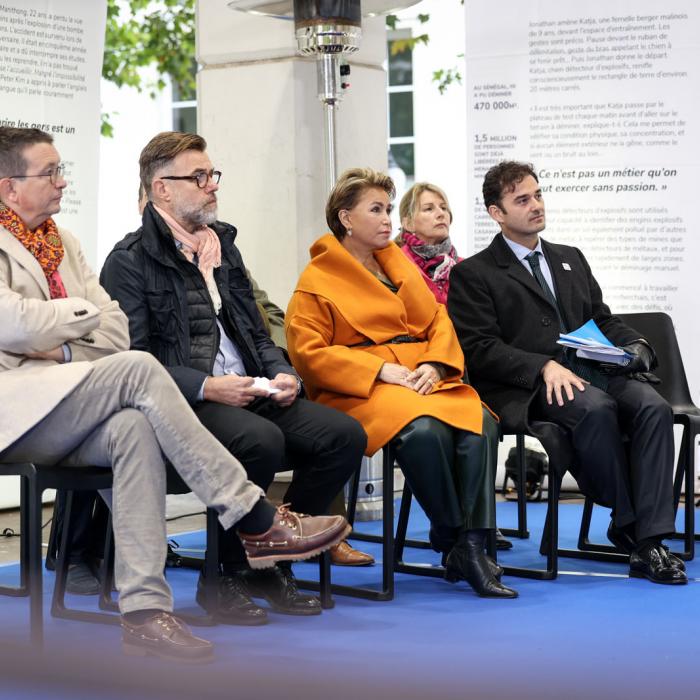 La Grande-Duchesse assiste à la cérémonie sous le kiosque de la Place d'Armes