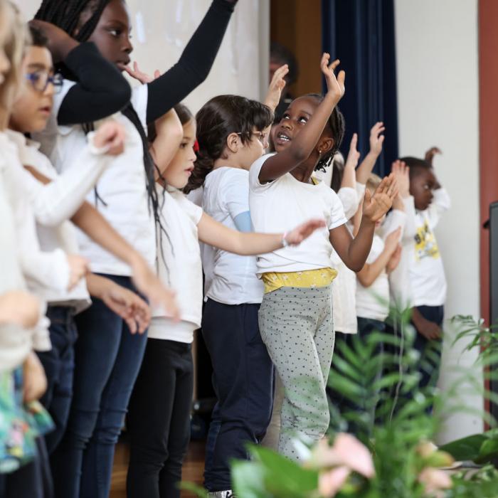 Vue les enfants sur scène lors de leur spectacle