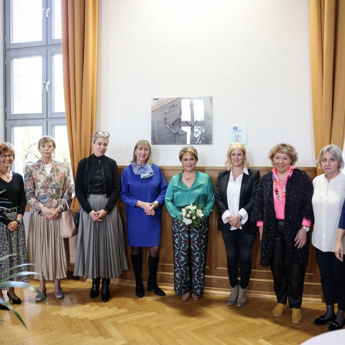 S.A.R. et les invités prennent une photo souvenir devant la plaque commémorative