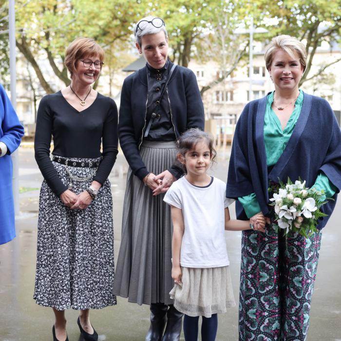 Photo souvenir faite dans la récrée. La Grande-Duchesse tient un bouquet de fleurs