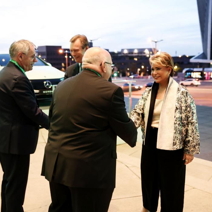 Le Couple grand-ducal est accueilli devant le parvis de la Philharmonie