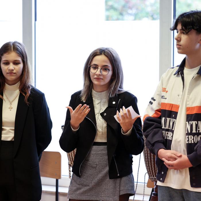 Trois jeunes présentent le fonctionnement de la Maison des Jeunes