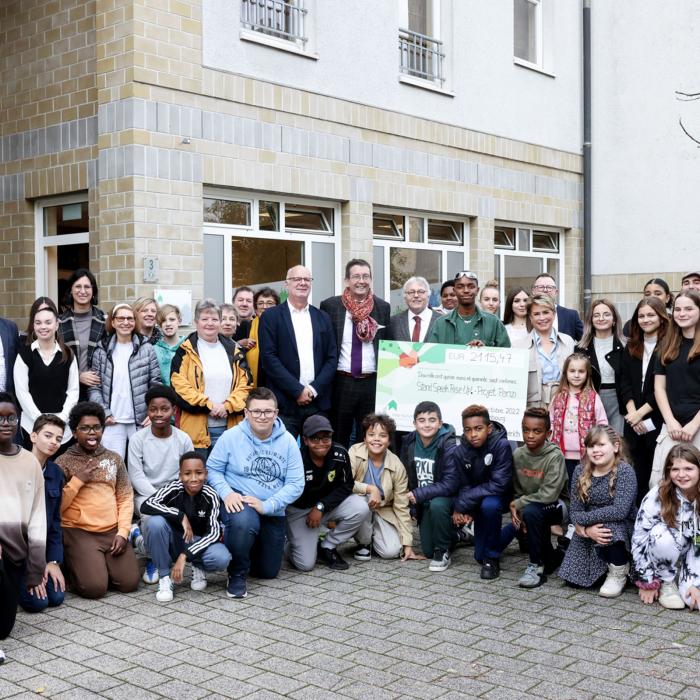 Photo de groupe devant la Maison des Jeunes