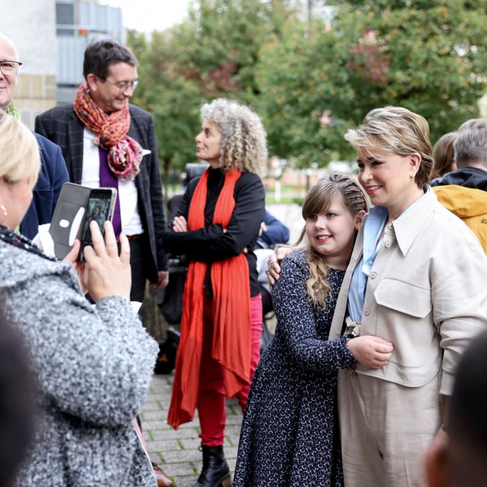 Une jeune fille prend une photo souvenir avec la Grande-Duchesse