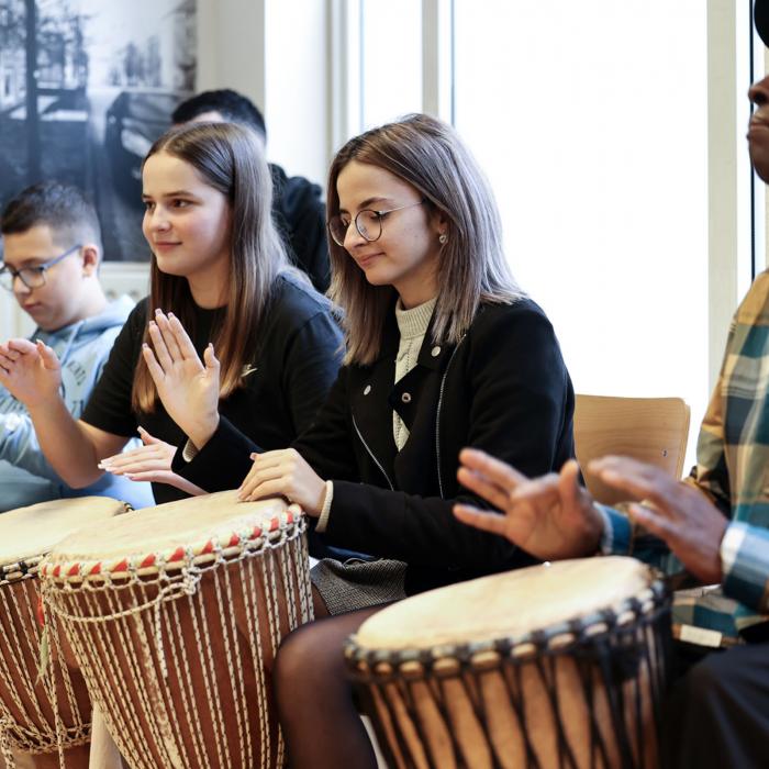 Des jeunes jouent du tambour