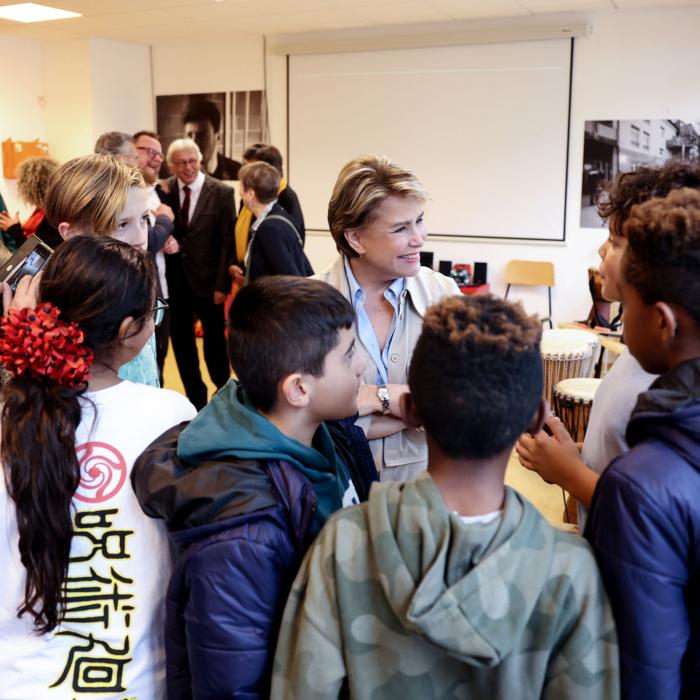 La Grande-Duchesse en pleine discussion avec des jeunes