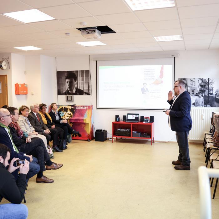 Le directeur de la maison des jeunes prononce un discours