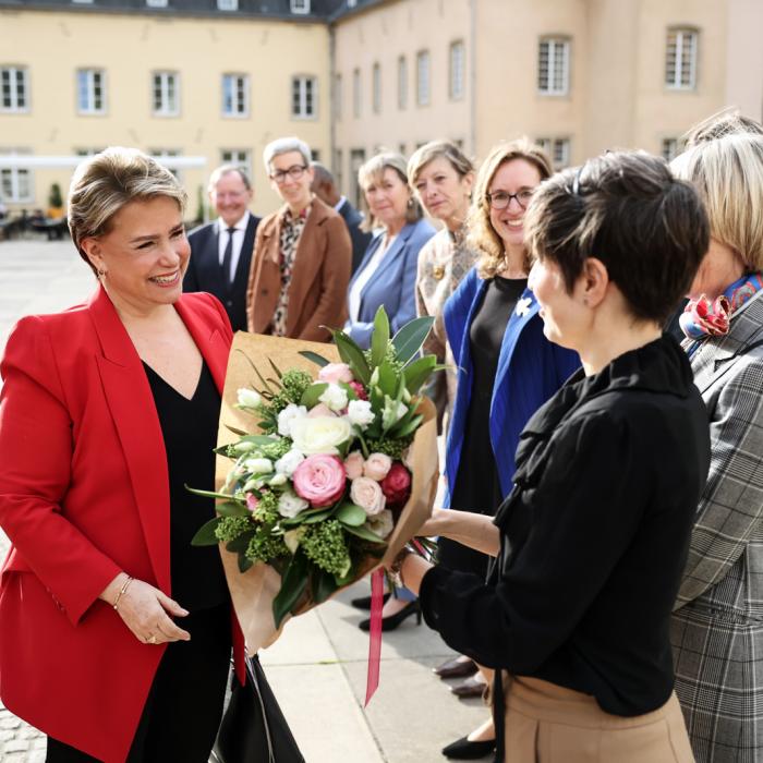 Remise d'un bouquet de fleurs à la Grande-Duchesse