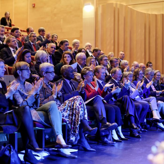 Photo de groupe des invités qui applaudissent