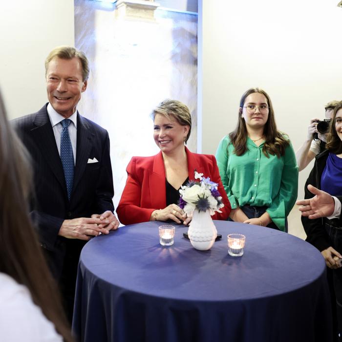 Le Grand-Duc et la Grande-Duchesse entourés des invités