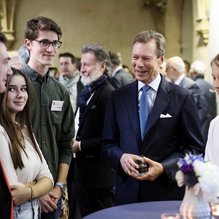Le Grand-Duc entouré des jeunes invités