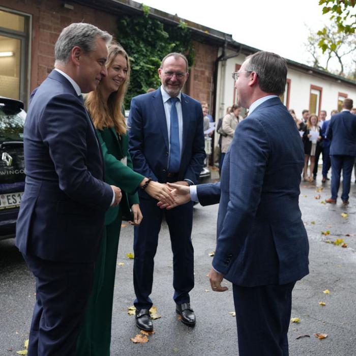 Le Prince salue la présidente de l'association des cercles d'étudiants luxembourgeois