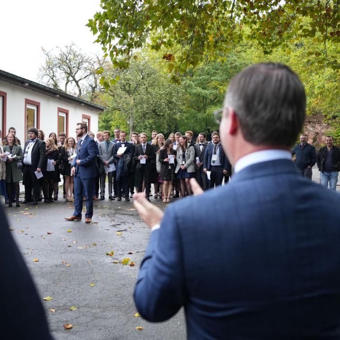 Le Prince est accueilli en musique par les étudiants