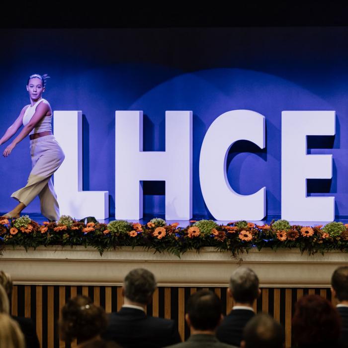 Une jeune danseuse se produit sur scène