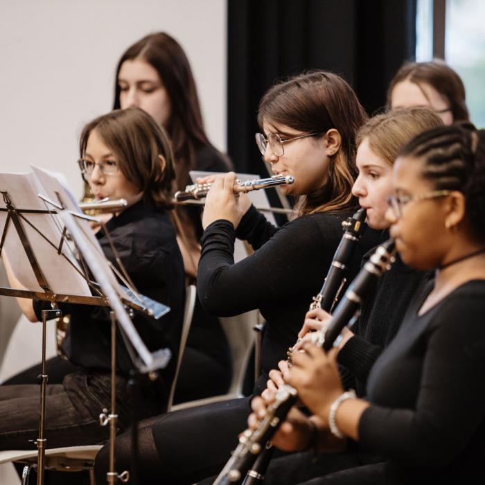 Vue sur de jeunes musiciens en train de se produire