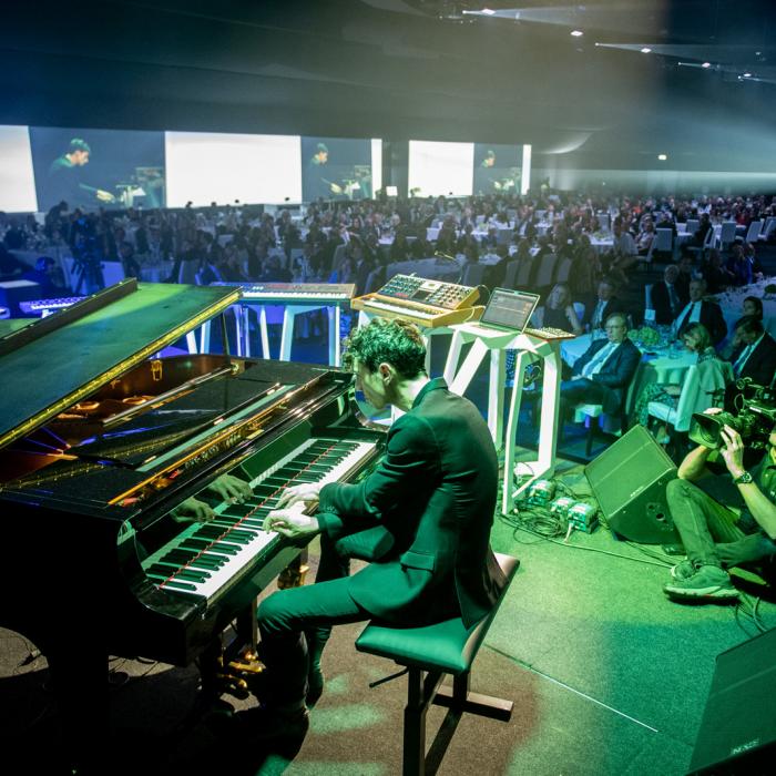 Vue sur le pianiste en train de se produire lors de la soirée