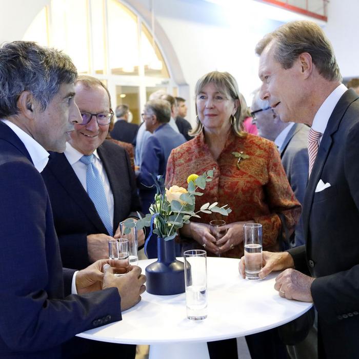 Le Grand-Duc participe à une table ronde