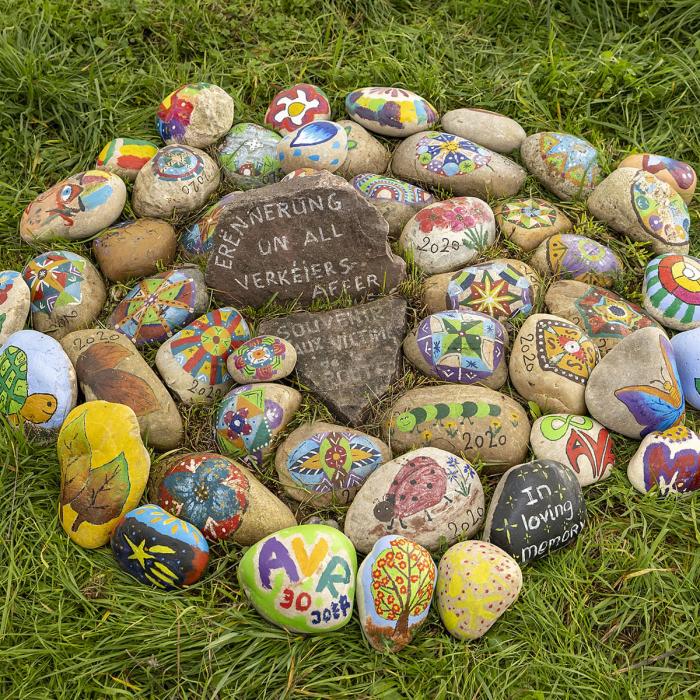 Vue sur des pierres décorées en souvenir aux victimes de la route