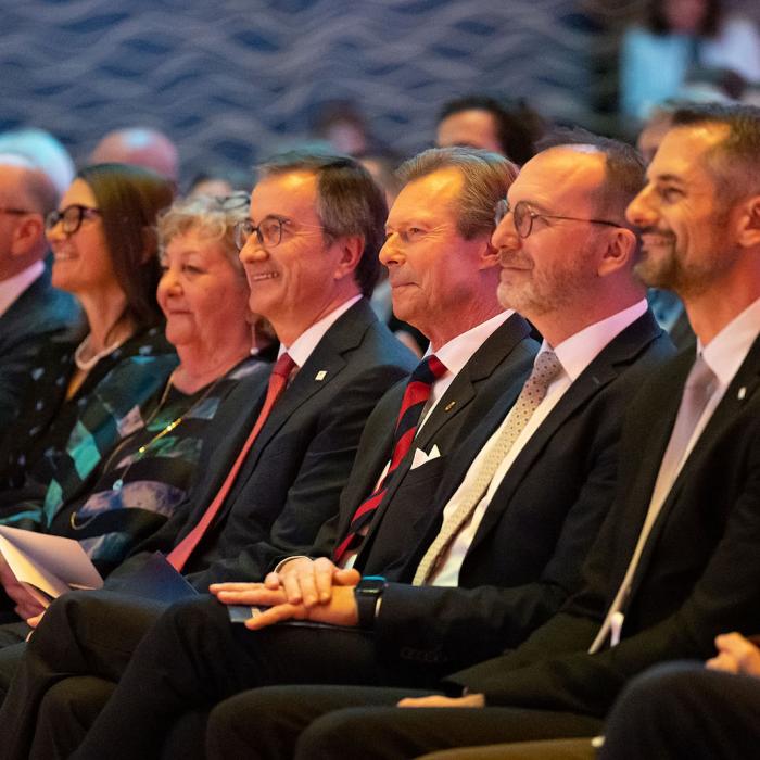 Le Grand-Duc et les invités assistent à la cérémonie