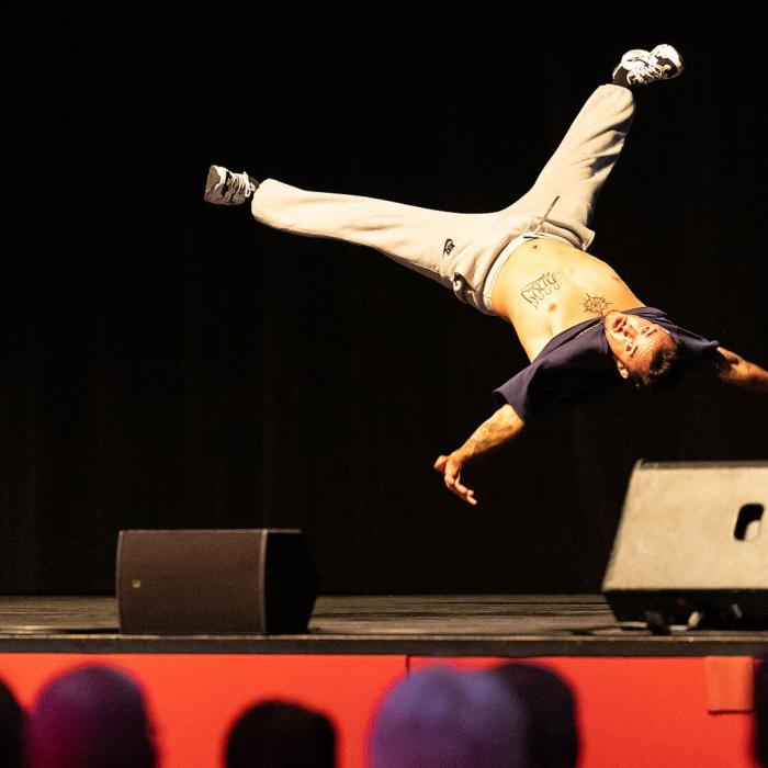 Un danseur se produit sur scène
