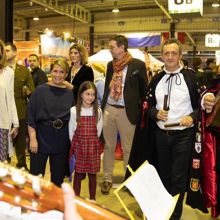 La Grande-Duchesse et la Princesse Amalia visitent un stand du Bazar