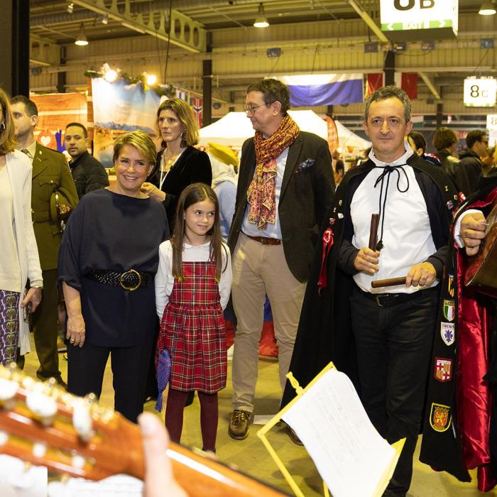 La Grande-Duchesse et la Princesse Amalia visitent un stand du Bazar 