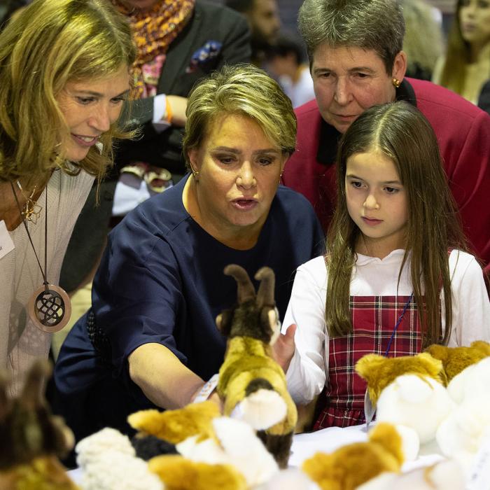 La Grande-Duchesse et la Princesse Amalia observent des peluches