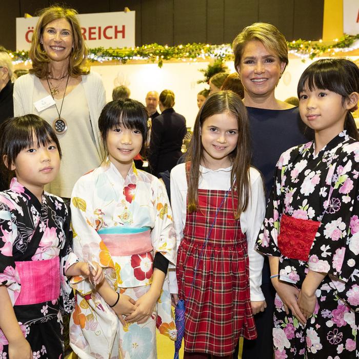 La Grande-Duchesse et la Princesse Amalia posent avec des jeunes filles en kimono