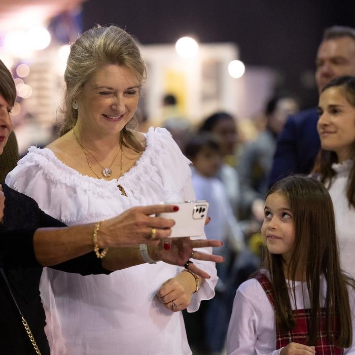 Un visiteur prend un selfie avec la Princesse Stéphanie