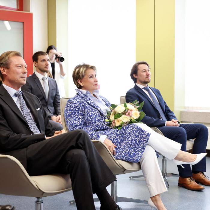 Le Couple grand-ducal assiste à une présentation de l'école