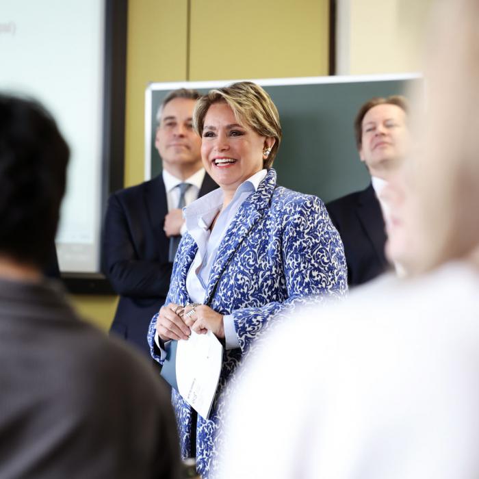 La Grande-Duchesse rencontre des élèves dans une salle de classe