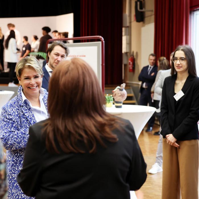 La Grande-Duchesse en plein échange avec une élève