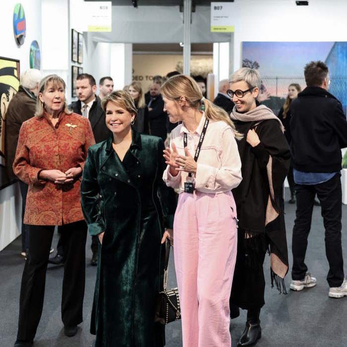 La Grande-Duchesse dans les halls de l'exposition en compagnie de la directrice de l'événement