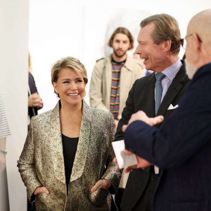 Le Couple grand-ducal, tout sourire, lors de la visite du salon