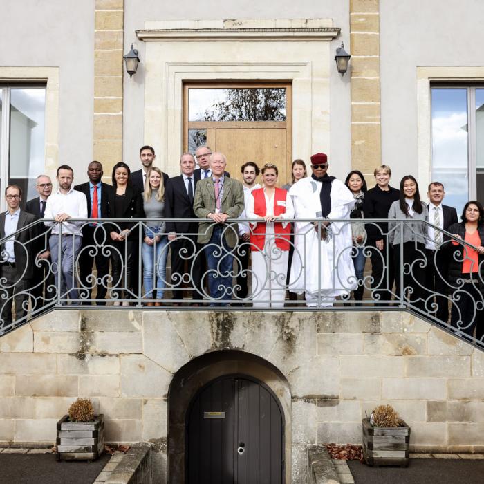 Photo de groupe devant le siège de l'AICRL