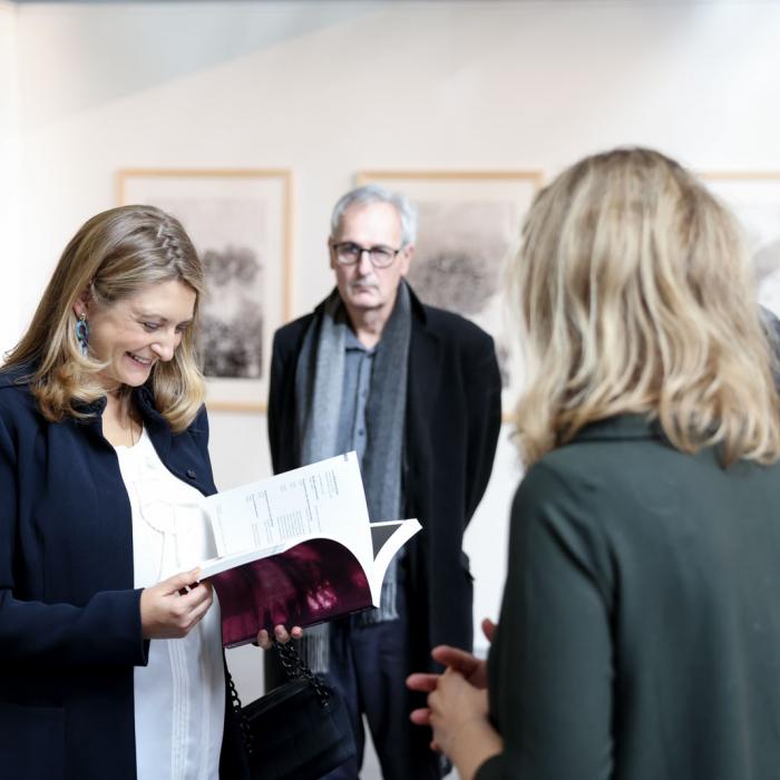 La Princesse feuillette le catalogue du salon