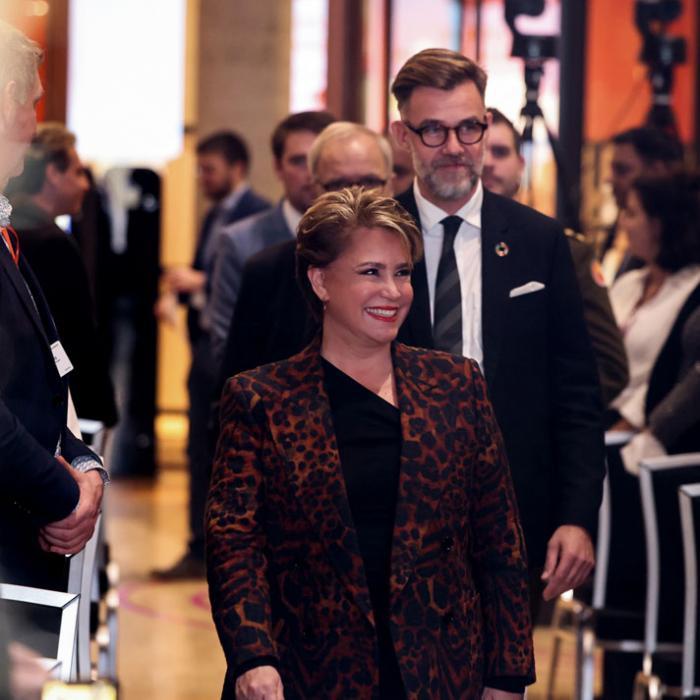 La Grande-Duchesse arrive dans la salle de conférence