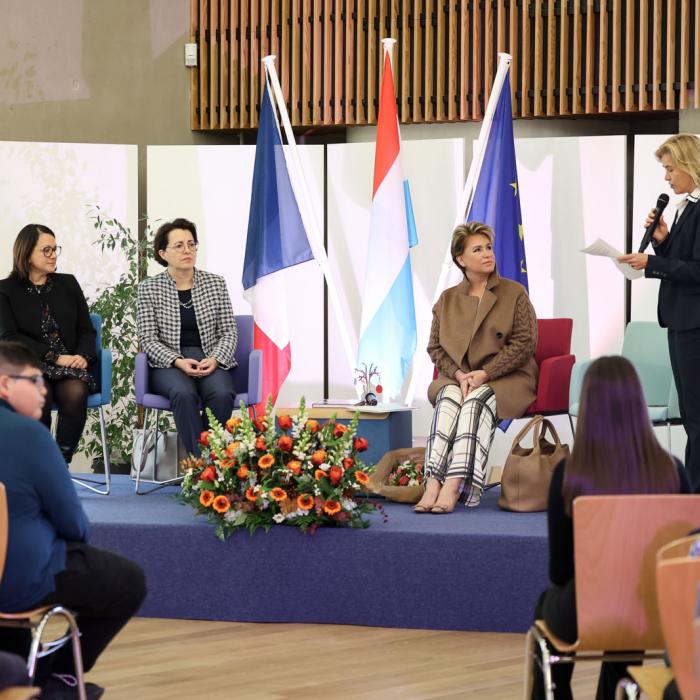 La directrice du lycée s'exprime sur scène