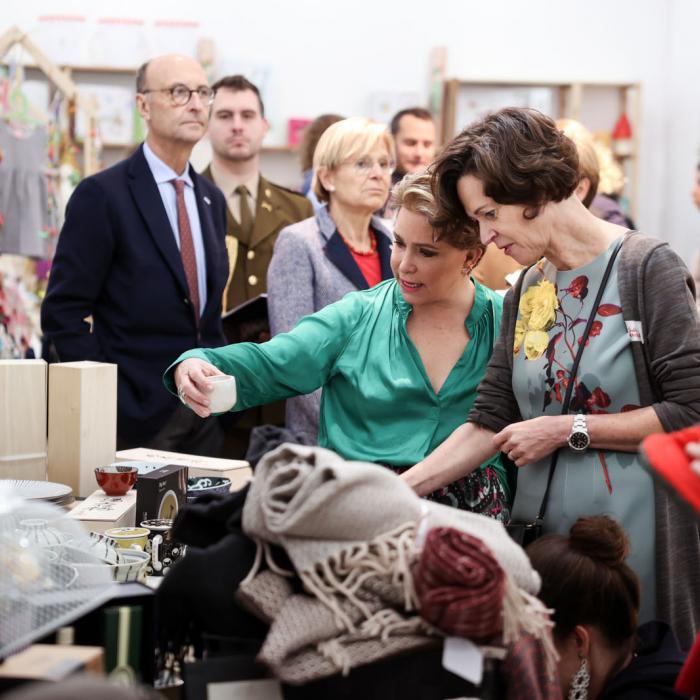 La Grande-Duchesse tient dans sa main un petit verre à café